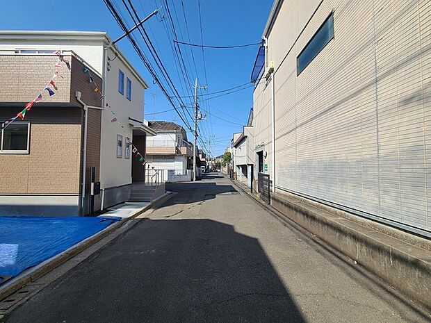 周辺の街並み 戸建てが立ち並ぶ静かな住宅街。四季折々の移り変わりを感じながら自然と楽しみ、暮らす、そんな毎日を日々の中で感じられる住環境 (30m)