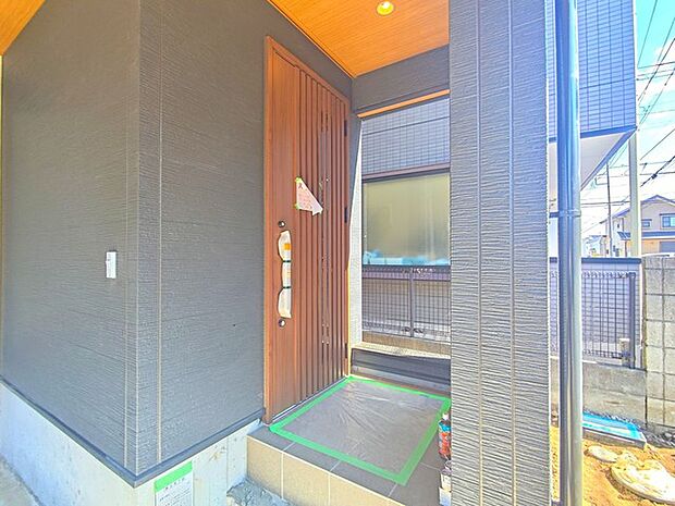 ダブルロック仕様の玄関ドア。 目隠しの壁が造られていて、玄関を開けても道路側から屋内が見えません。プライバシーが保たれた造りとなっております。