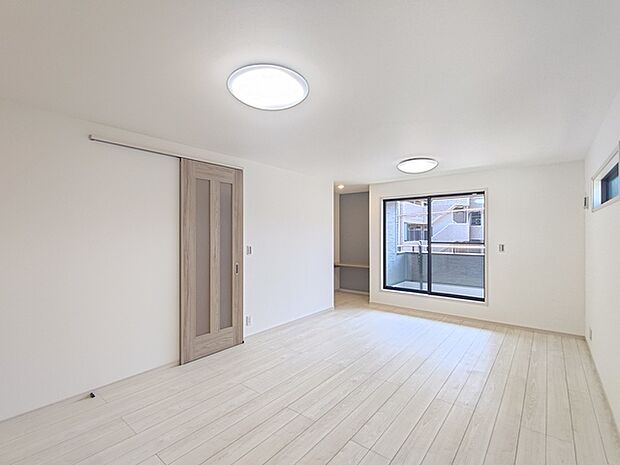 【LDK/約19.5帖】 家族団欒のリビング。陽光差し込む食卓には家族の会話とスマイルが溢れます。 いつまでもここで食卓を囲みたくなる、そう感じさせてくれるスペース。