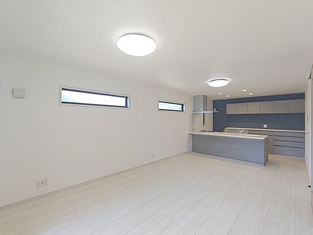 【LDK/約19.5帖】 家族が一番集まる場所だから広々としつつも素敵な空間であって欲しい。 皆がくつろぐリビングからキッチンまでが一つに繋がる空間。