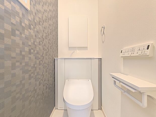 ダブルホルダーと収納スペースを配した2Fトイレ。 トイレは1階と2階にそれぞれ設置されております。