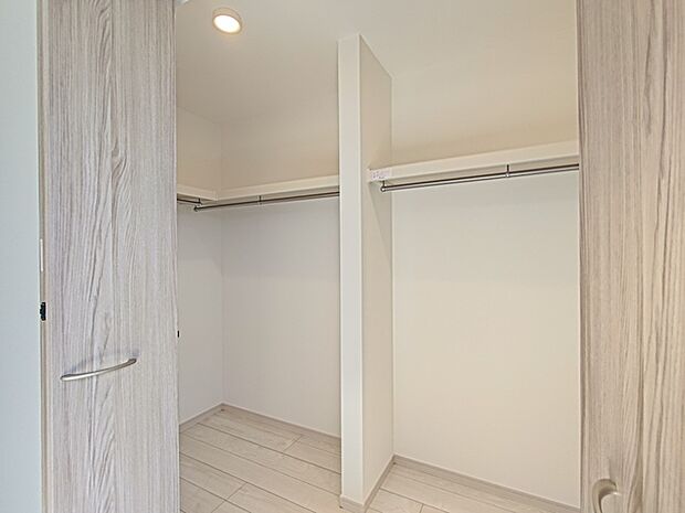 主寝室にはウォークインクローゼット完備! 衣服はもちろん、大きなお荷物もたくさん収納できる便利空間です。