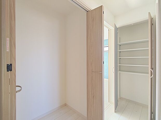 3階の廊下には収納スペースを2ヵ所備えました! 他にも収納スペースがしっかり確保されており、片付け上手なお家となっております。