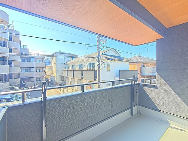 陽当たり良好な2Fバルコニー。 お布団なども干しやすいように、しっかりと奥行きを確保しました。
