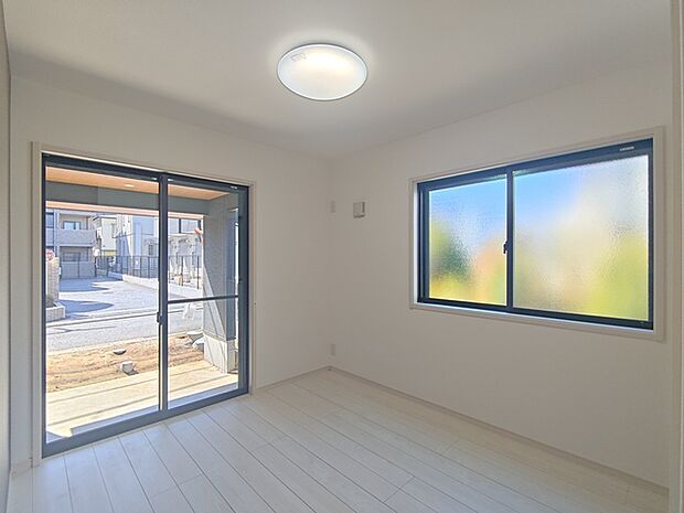 【1F洋室/約5.2帖】 カースペース側に掃き出し窓がある為、大きな家具の搬入もラクラクです。