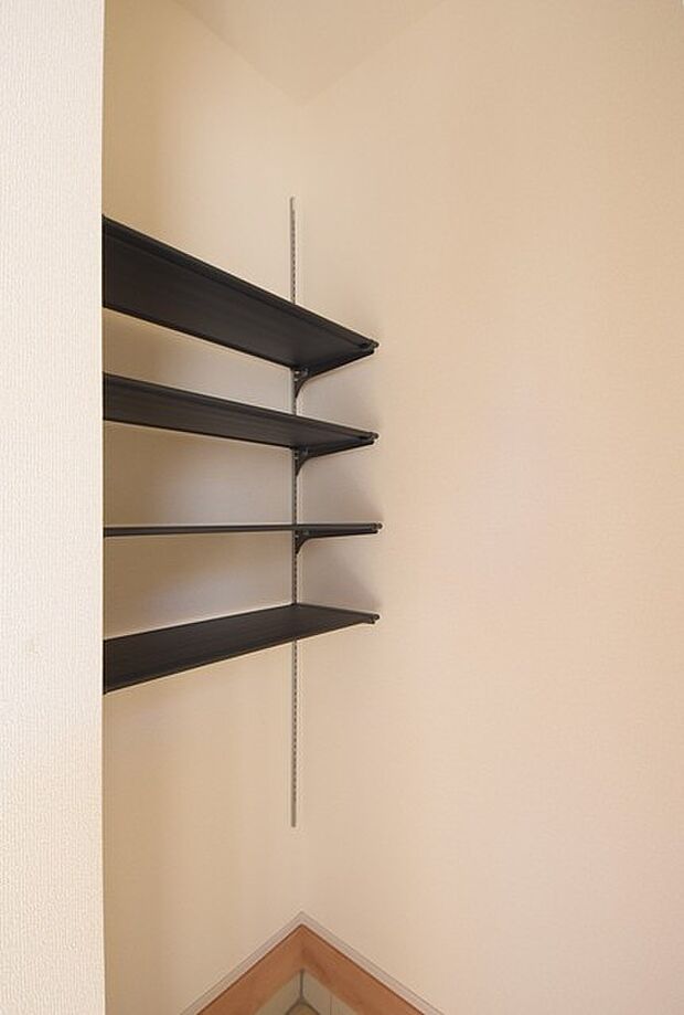 土間収納付きでベビーカーやゴルフバック、お子様のおもちゃもスッキリ収納できます。