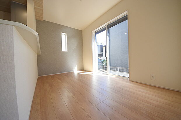 家族や友人、両親、親戚とこれから沢山の時間を紡ぐのだろう。そこを彩るのは窓から見える青い空、心地よい緑。そんなイメージが膨らむリビングスペース。