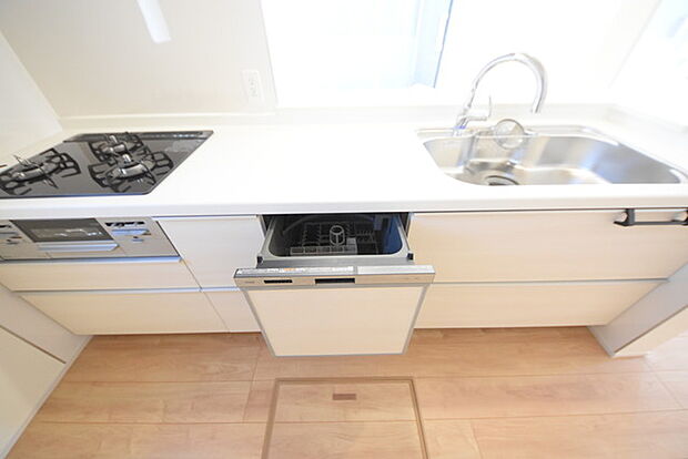 時短に活躍する食器洗浄機や一杯の水も楽しめる浄水器があるシステムキッチン。