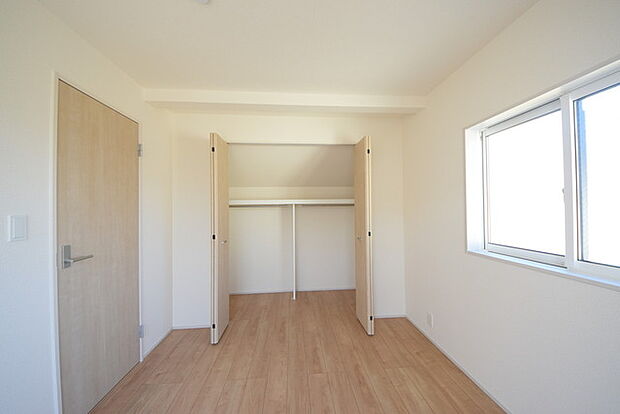 洋室6.0帖 収納豊富な間取りで家の中がスッキリ片付きそうです。