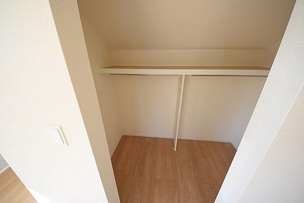 収納で悩む時間をなくしたい。家族の衣服が多くても頼もしいWIC(ウォークインクローゼット)