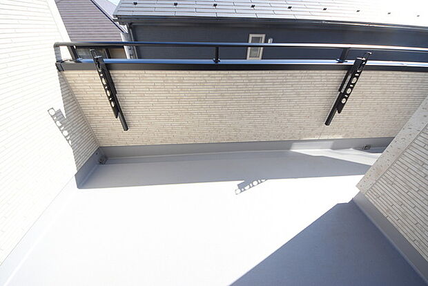 2階東南角部屋からは広めのバルコニーは風通しも良くお洗濯物もしっかりと干すことができます!