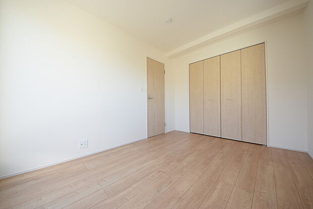 今からここを誰のお部屋にしようか、そんな洋室。大きさは6.0帖です。