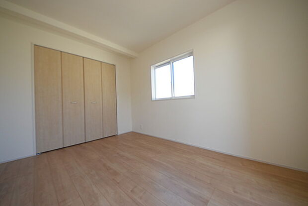 今からここを誰のお部屋にしようか、そんな洋室。大きさは6.0帖です。