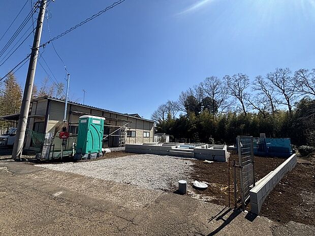 三芳小学校まで900mほどです。