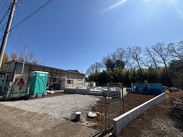 セカンドカーや来客時にも便利なカースペース3台分ございます。