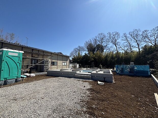 鶴瀬駅までバスで8分、バス停[吹上]まで徒歩3分です。