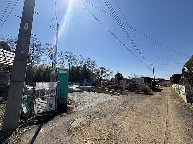 5m幅員の道路に面しておりお車の運転が苦手な方でも安心して出入りいただけます。