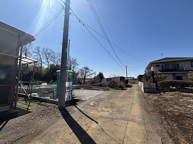 前面道路は通り抜けができないようになっておりプライバシーが守られます。