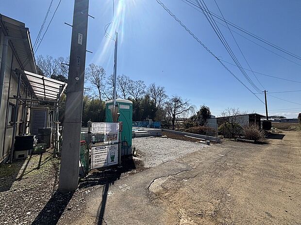 セカンドカーや来客時にも便利なカースペース3台分ございます。