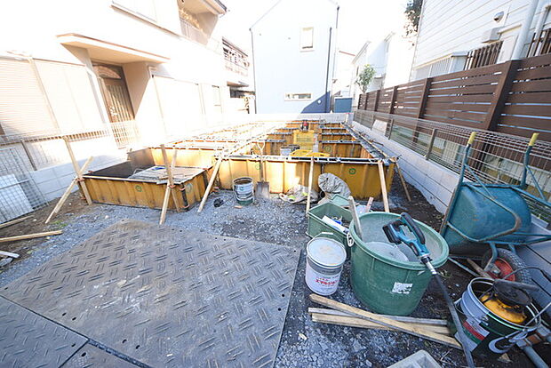 戸建てが立ち並ぶ静かな住宅街。四季折々の移り変わりを感じながら自然と楽しみ、暮らす、そんな毎日を日々の中で感じられる住環境 