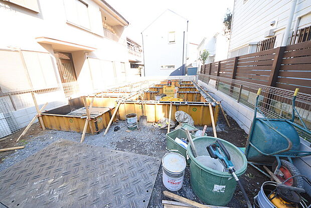 カースペースは1台駐車できます。車庫の出し入れのしやすさなど、実際に現地にてご確認ください。 