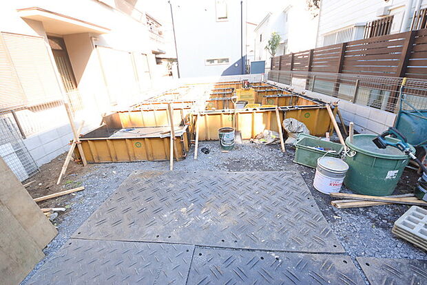 戸建てが立ち並ぶ静かな住宅街。四季折々の移り変わりを感じながら自然と楽しみ、暮らす、そんな毎日を日々の中で感じられる住環境 