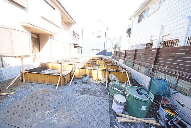 カースペースは1台駐車できます。車庫の出し入れのしやすさなど、実際に現地にてご確認ください。