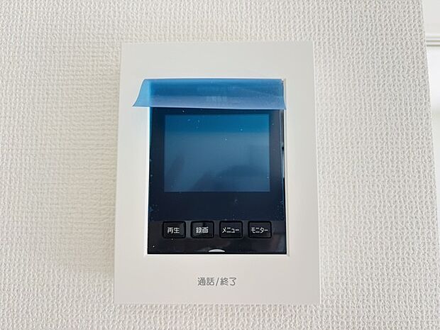 録画機能もあり、どのような人が何時に来訪されたのかが分かります。防犯上はもちろん、お届け物などの把握にも便利です。ライトが付いているので、夜間でも安心です。