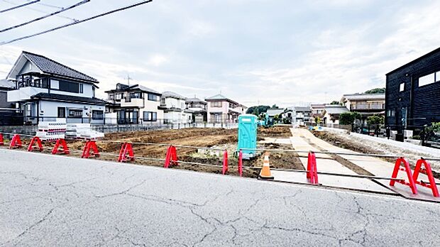 6.2m幅員の南西新設道路に面しておりお車の運転が苦手な方でも安心して出入りいただけます。