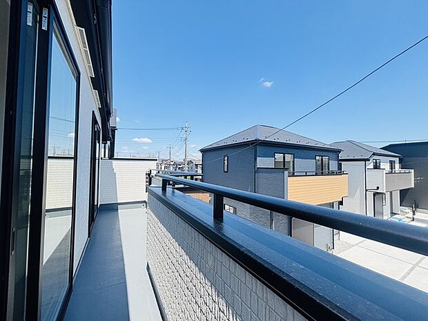 広めのバルコニーは風通しも良くお洗濯物もしっかりと干すことができます!