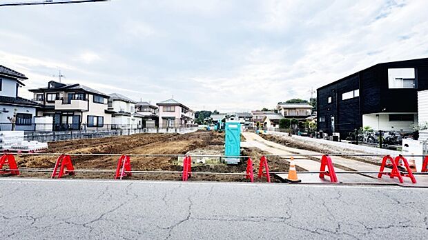 6.2m幅員の北東新設道路に面しておりお車の運転が苦手な方でも安心して出入りいただけます。