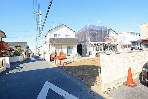 戸建てが立ち並ぶ静かな住宅街。四季折々の移り変わりを感じながら自然と楽しみ、暮らす、そんな毎日を日々の中で感じられる住環境