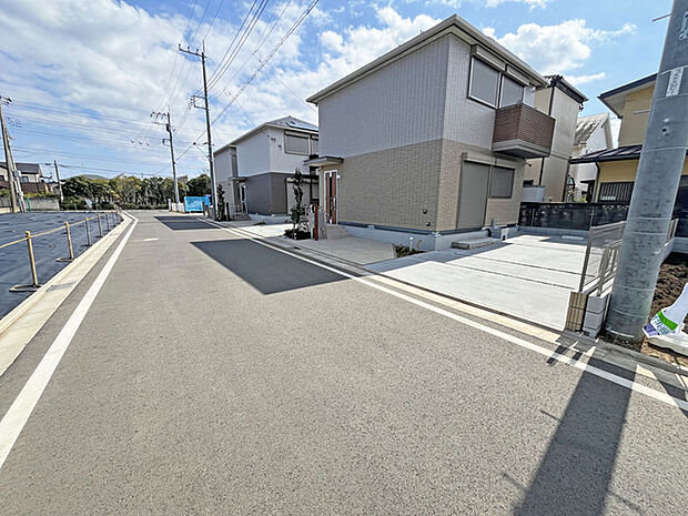 空と雲が描く青いキャンバスの下、穏やかな陽射しが心地よい、整然とした街並みが広がります。新しい暮らしへの期待を胸に、ゆとりある日常がここから始まります