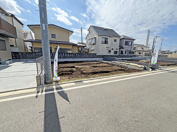 青空の下、新しい暮らしの舞台が静かに息づき、心地よい風が通り抜ける穏やかな情景