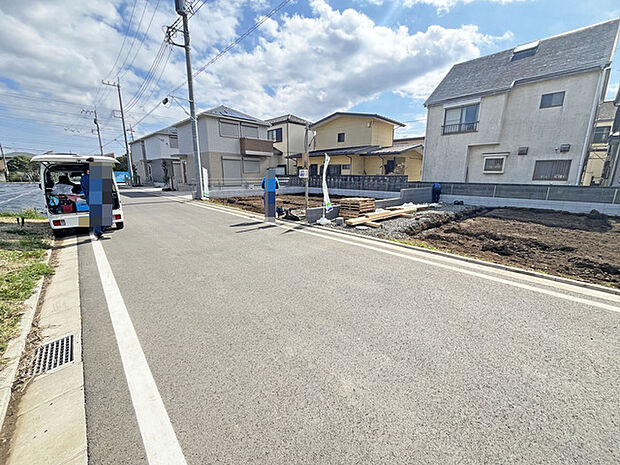 閑静な住宅街に佇む、心地よい開放感と静けさを感じさせる街並み。新しい暮らしが始まる予感に満ちた、穏やかな時間が流れます