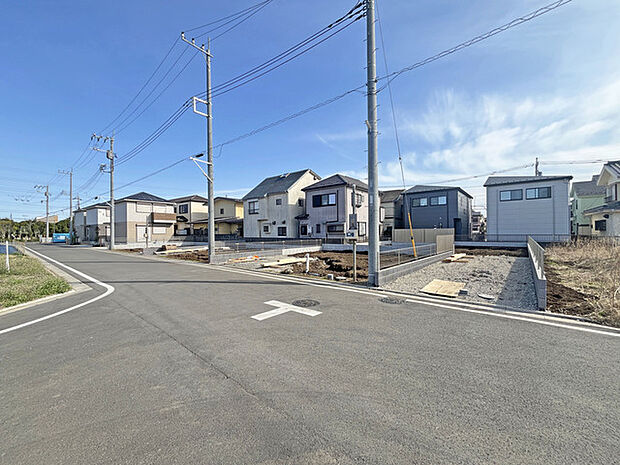 広がる青空の下、整然と並ぶ街並みは、穏やかで心地よい暮らしの始まりを予感させます。新しい風を感じるこの場所で、ご自身の理想の空間を創り上げるひとときをお楽しみください