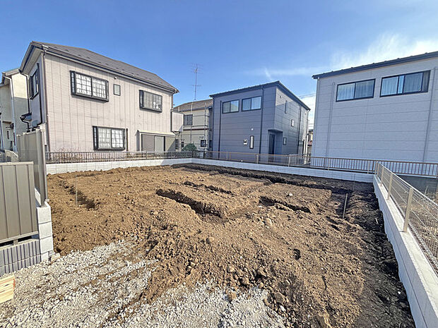 澄み渡る青空の下、新しい暮らしの舞台が静かに息づいています。整えられた大地からは、これからの物語への期待感が広がり、穏やかな日常が育まれる様を想像させます