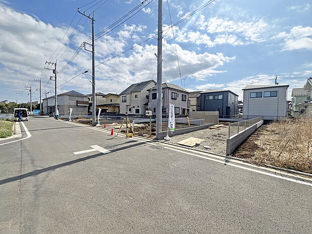 新しい暮らしが始まる、整然とした街並み。空の広がりを感じながら、自由な発想で描く未来の住まい。穏やかな日常がここに育まれます