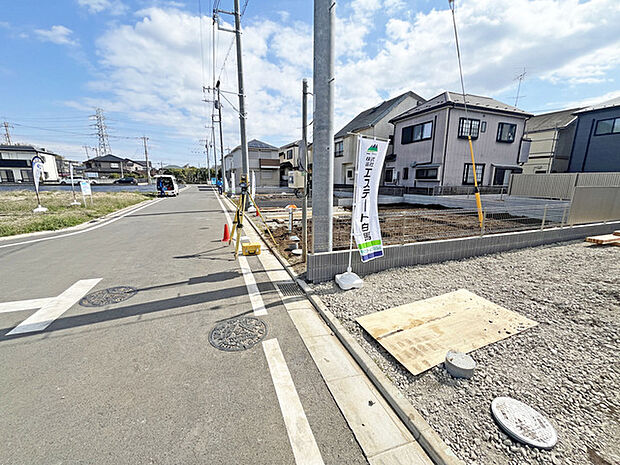 青空の下、広がる街並みに程よく調和する住まい。新しい生活の始まりを感じさせる、穏やかな時間が流れる場所です