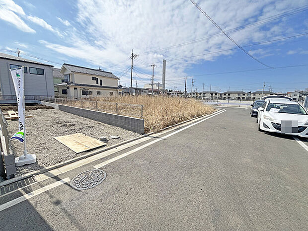 広がる空の下、穏やかな光に満ちたこの場所は、新しい暮らしの始まりを優しく包み込みます。周囲の街並みに溶け込みながらも、あなたらしい彩りを描き足したくなるような、伸びやかな空間が広がっています