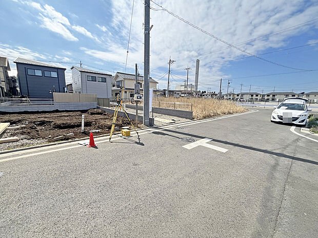広がる空の下、新しい暮らしが始まる予感に満ちた、穏やかな街並み。整然とした区画は、あなたの理想を形にするためのキャンバスです