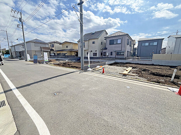 整然と並ぶ街並みに、新たな暮らしの息吹が感じられる穏やかな風景。空に広がる雲は、自由な想像力を掻き立て、心地よい開放感をもたらします