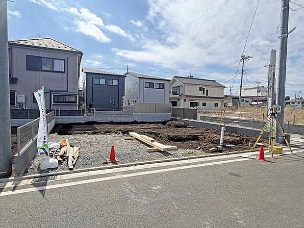 青空の下、新しい暮らしの舞台が静かに整えられていく様が感じられる、穏やかで広々とした空間