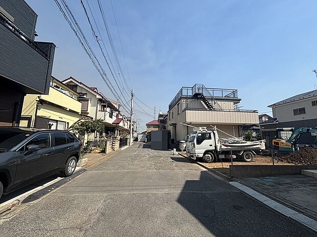 前面道路は通り抜けができないため、交通量が少なく静かな住環境です。