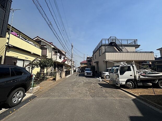 6m幅員の道路に面しておりお車の運転が苦手な方でも安心して出入りいただけます。