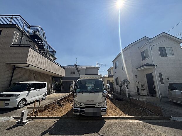 戸建てが立ち並ぶ静かな住宅街。四季折々の移り変わりを感じながら自然と楽しみ、暮らす、そんな毎日を日々の中で感じられる住環境 