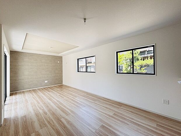 大きな開口部から明るい光が差し込むリビング。日中の室内の明るさがこの部屋の魅力です。 