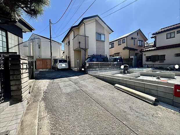 前面道路は通り抜けができないため、交通量が少なく静かな住環境です。
