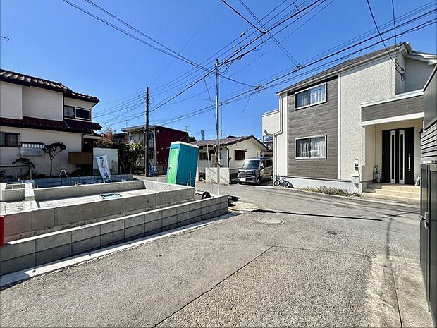 戸建てが立ち並ぶ静かな住宅街。四季折々の移り変わりを感じながら自然と楽しみ、暮らす、そんな毎日を日々の中で感じられる住環境
