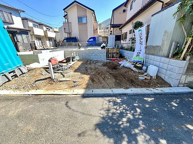 セカンドカーや来客時にも便利なカースペース2台分ございます。